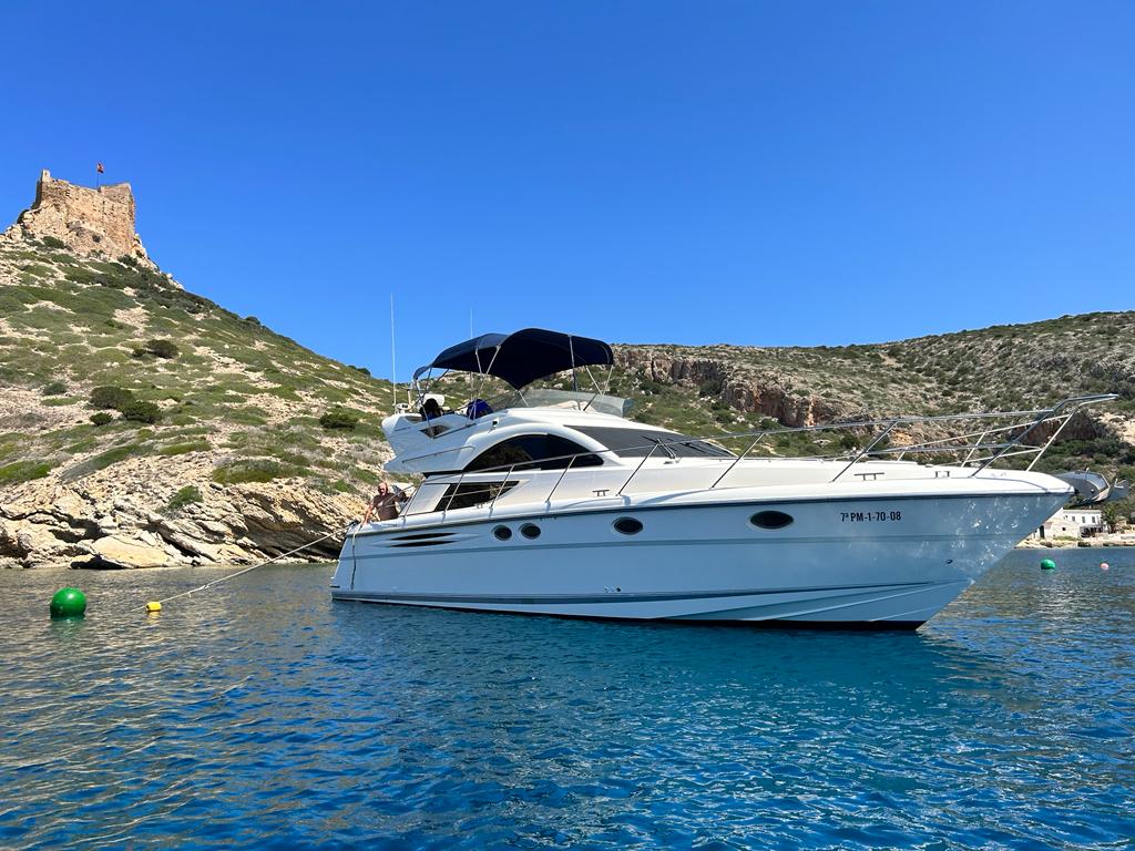 Fairline Phantom 43 port side