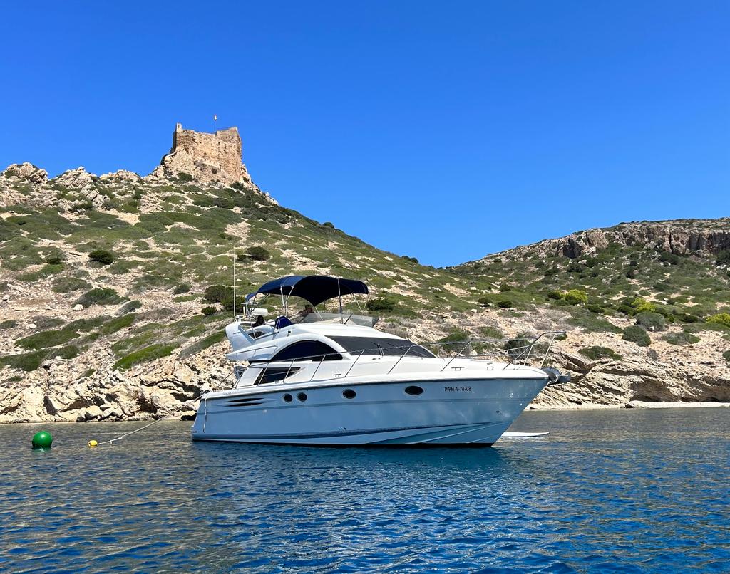 Fairline Phantom 43 anchored Mallorca