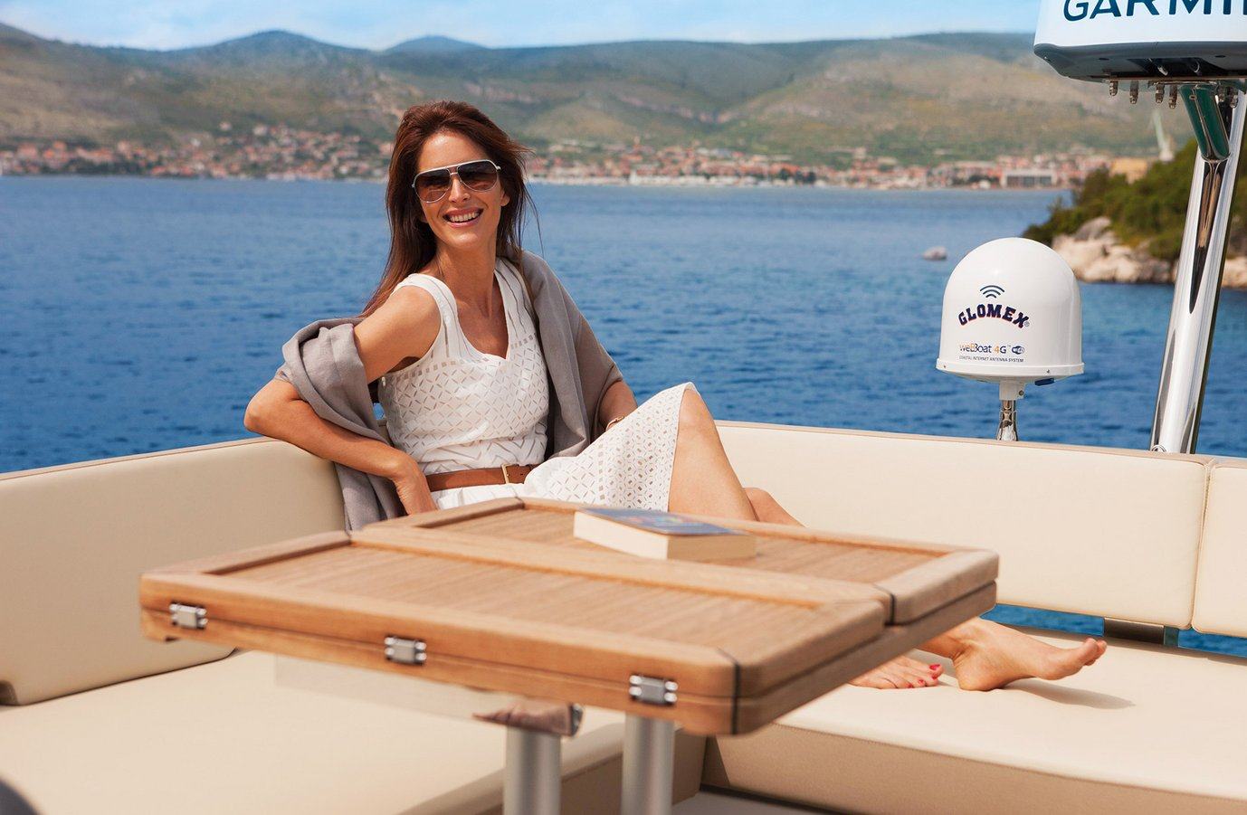 Bavaria R40 flybridge lounge