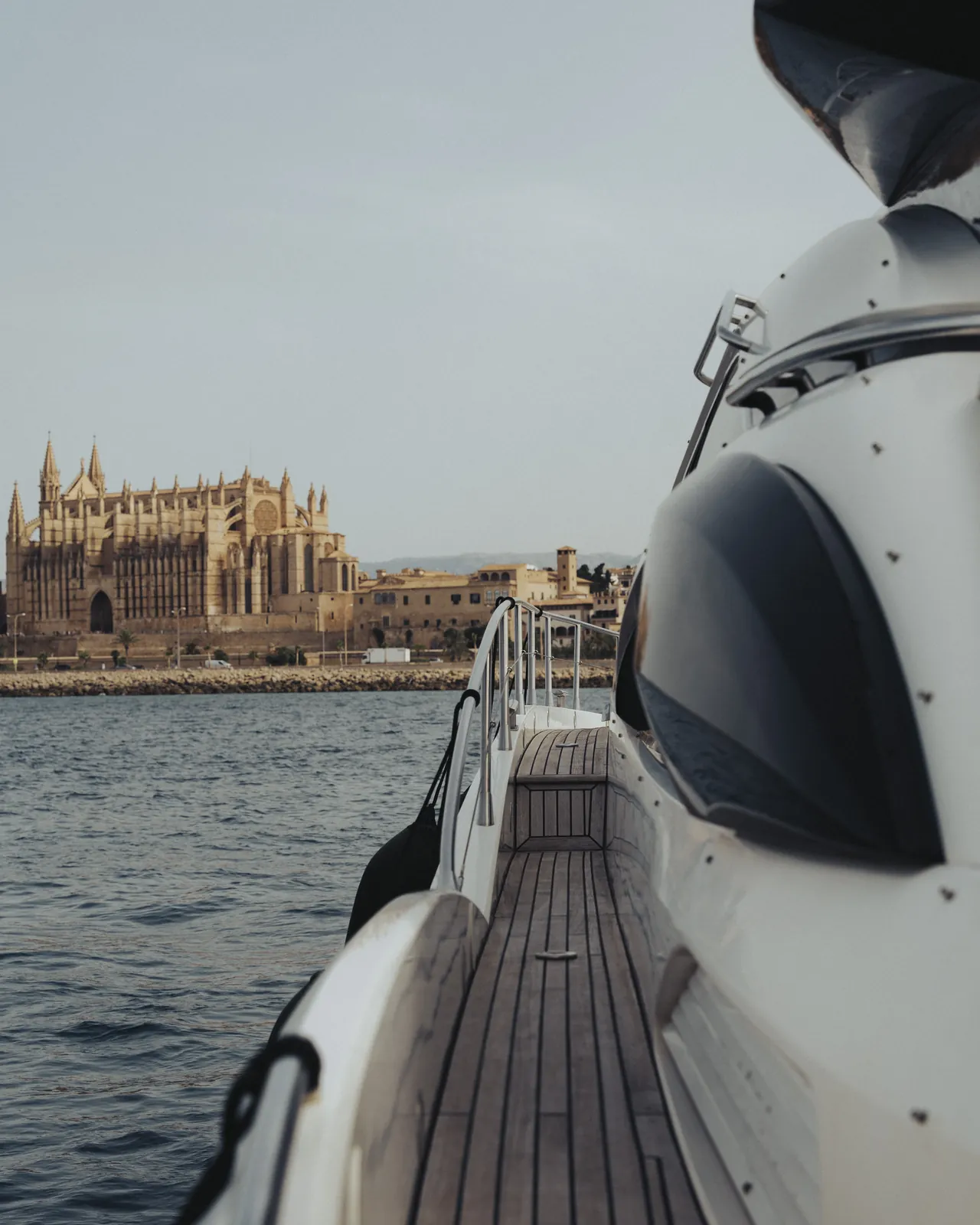 MANSOOR anchored off Palma Cathedral