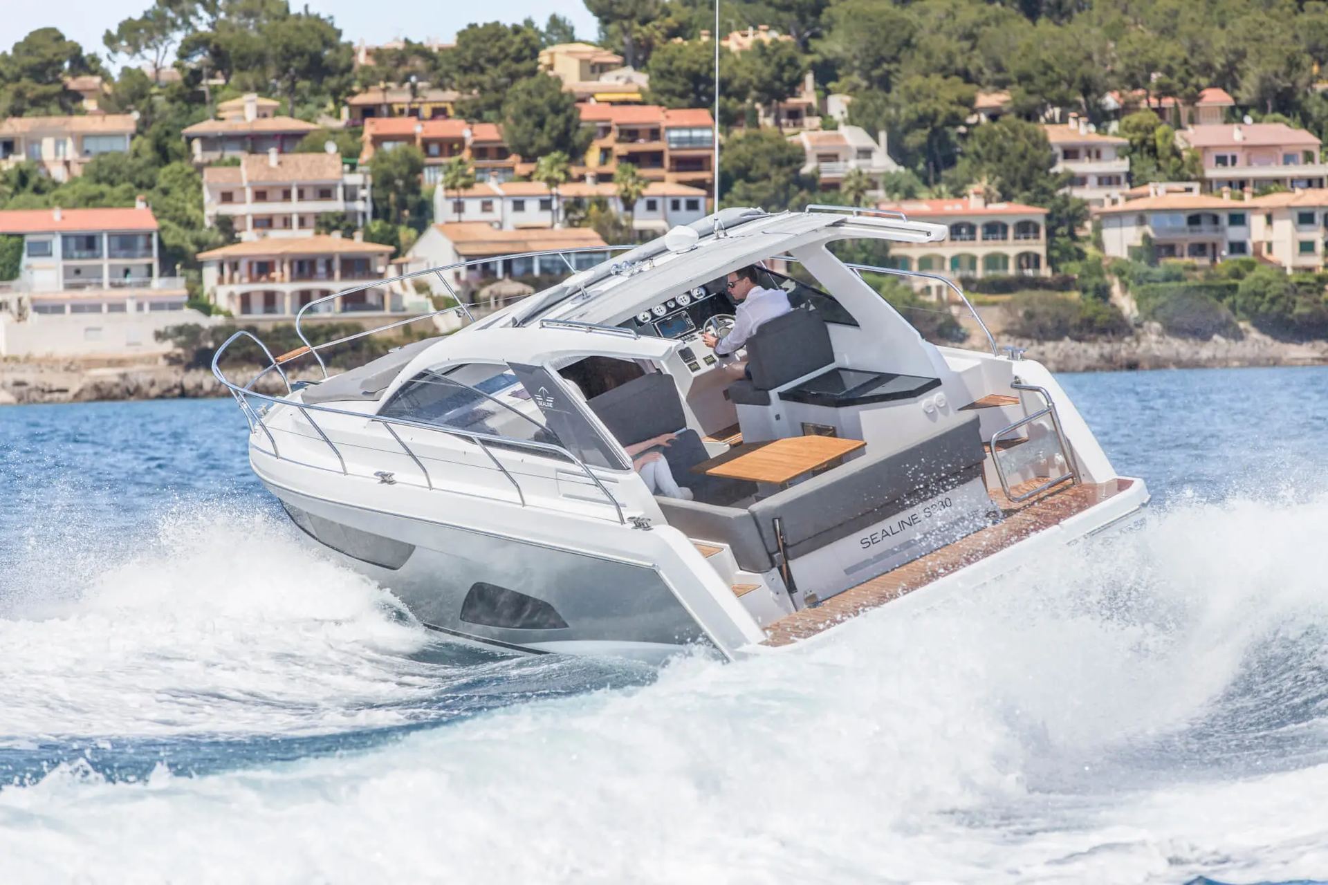 Sealine S330 cockpit and flybridge