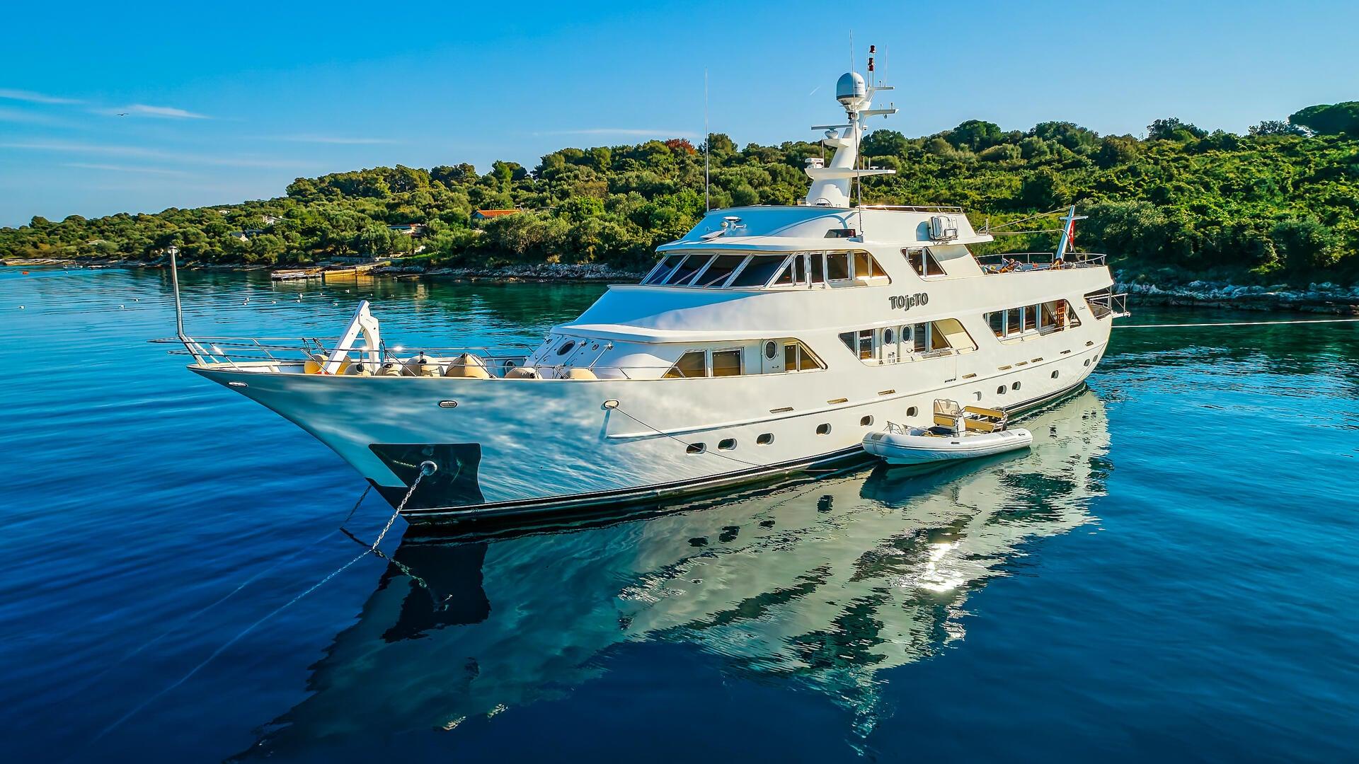 TO JE TO Benetti Classic 115 at anchor
