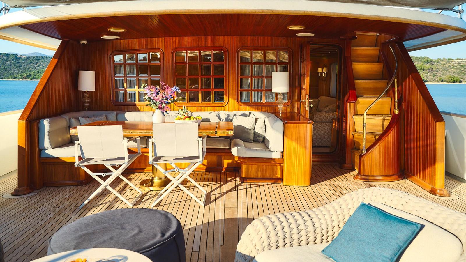 TO JE TO sun deck dining
